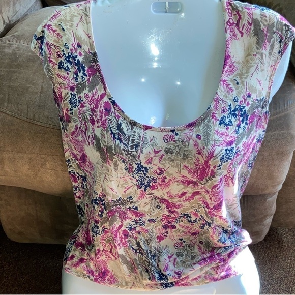 Ann Taylor flouncy top is in a fuchsia, tan and navy gypsy 70s print. Scoop. - Picture 1 of 7